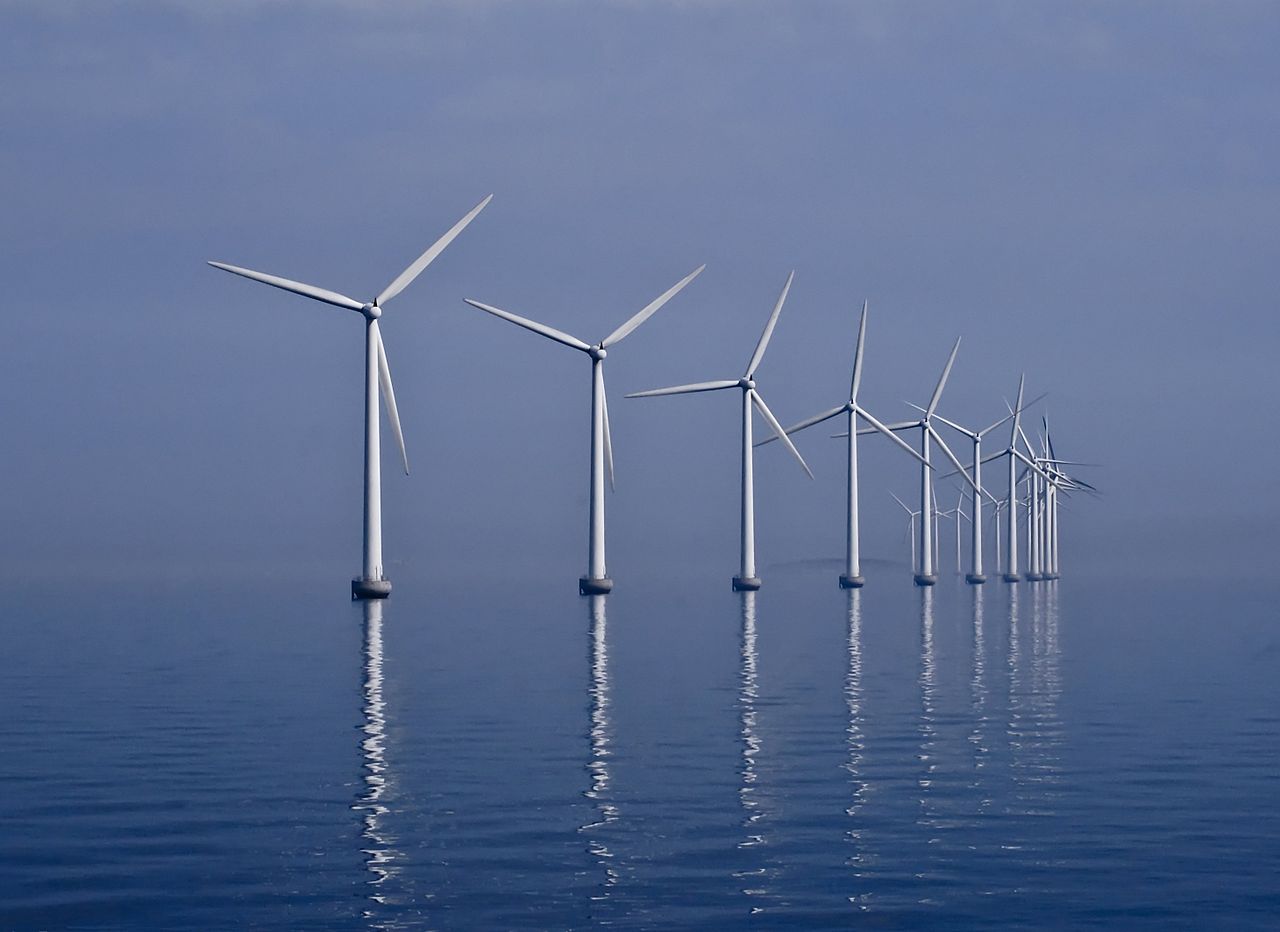 Middelgrunden_wind_farm_2009-07-01_edit_filtered